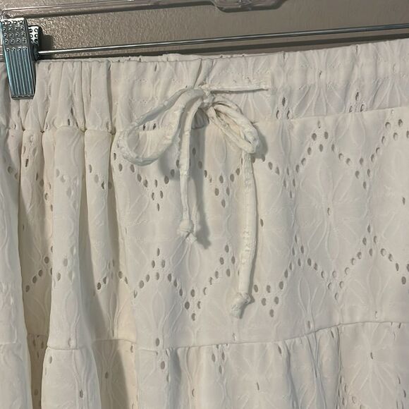 BCBGeneration White Eyelet Mini Skirt New w/out tags Size Large - Picture 3 of 13